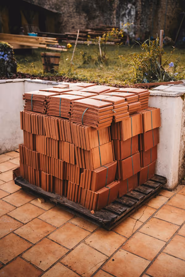 Professioneller Dachdecker bei Dacheindeckung in der Schweiz